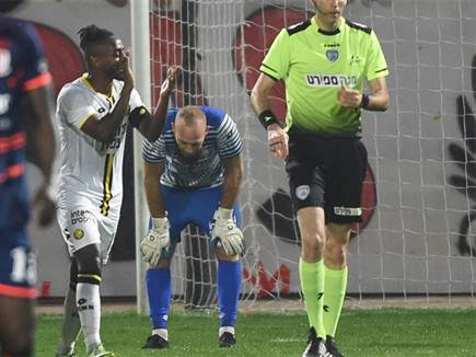 מגרש קשה. דני עמוס (ברני ארדוב)