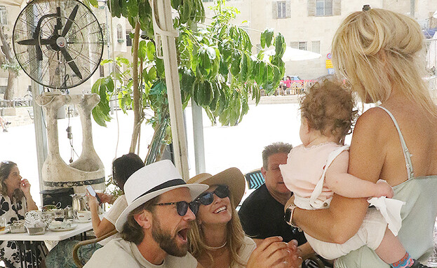 פפראצי לירן כוהנר וגיא גיאור. אפריל 2022 פפראצי לירן כוהנר וגיא גיאור. אפריל 2022