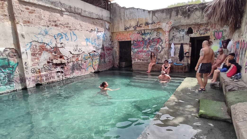 עין ג'ונס עין ג'ונס