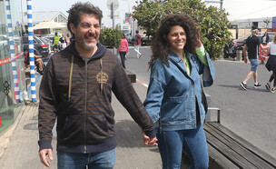 פפראצי נועה קולר ובעלה. אפריל 2022 (צילום: פול סגל)