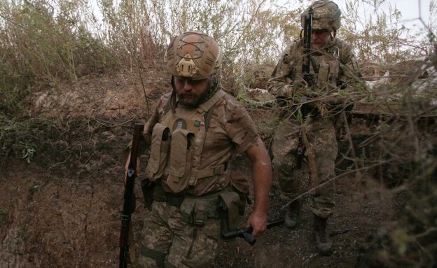 חיילים אוקראינים (צילום: ANATOLII STEPANOV/AFP/GettyImages)