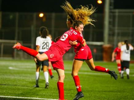 יחגגו גם בסיום העונה? ערב מאושר להפועל ת''א (קרדיט: שאול גרינפלד)