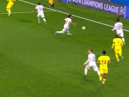 המבט של מודריץ' שמאלה. המהלך החל עוד לפני שהכדור היה אצלו ברגל