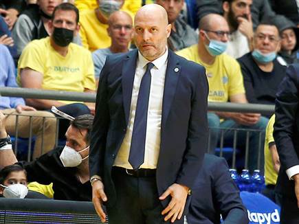 לא עושה חיים קלים לצהובים. ג'ורג'ביץ' (אלן שיבר)