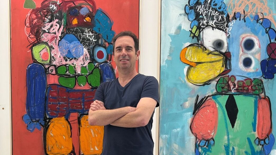 ארז צמח על רקע התערוכה של טאהר ג'אווי