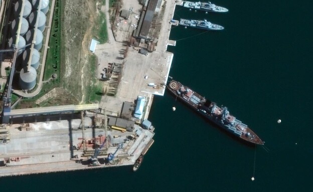 ספינת המלחמה "מוסקווה" בנמל סבסטופול ב-7 באפריל (צילום: MAXAR)