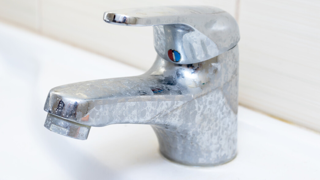 ברז עם אבנית ברז עם אבנית