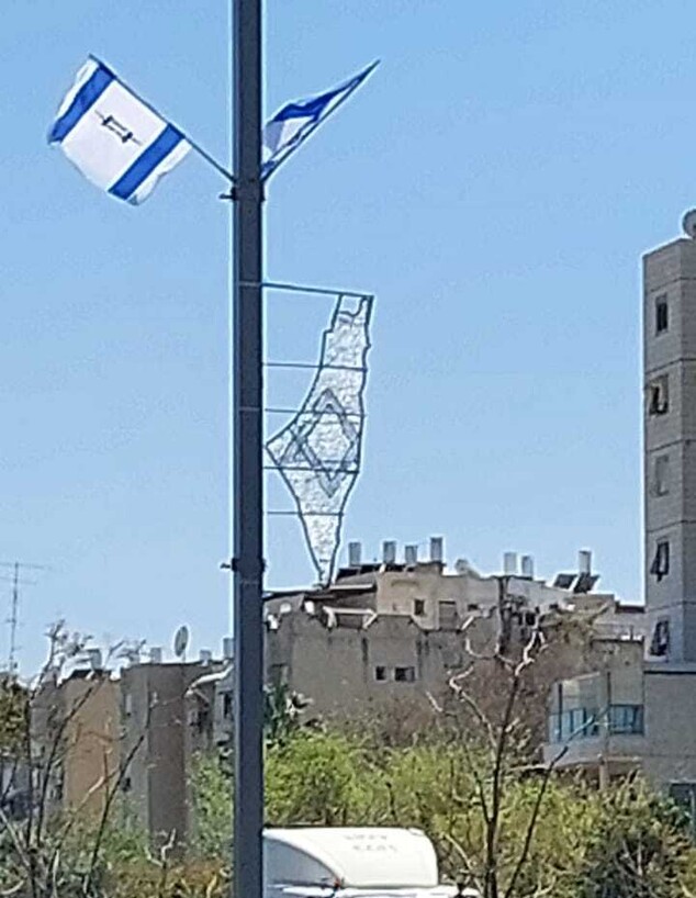 דגל ישראל ברחוב שלבים בתל אביב (צילום: mako)