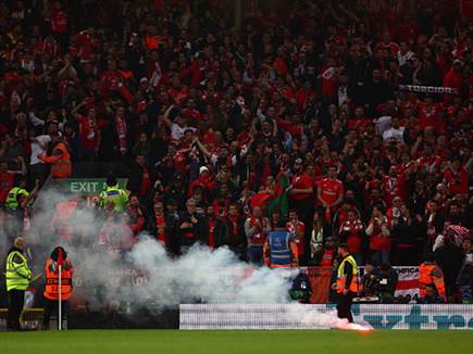 אווירה בחסות אוהדי החוץ (GETTY)