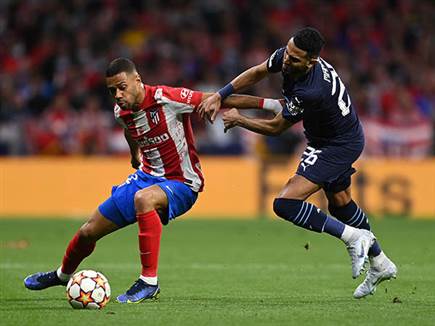 מאבק עיקש בין שתי הקבוצות (Getty)