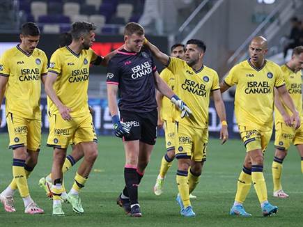 שחקני מכבי מעודדים את פרץ (דני מרון)