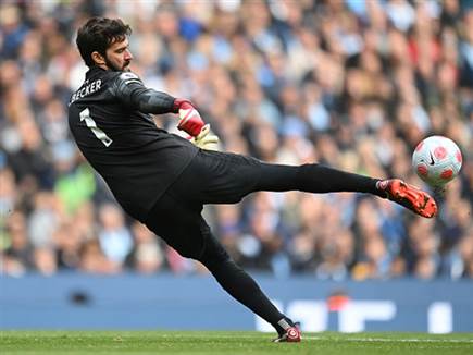 אליסון. יוצא מחוץ לרחבה יותר מכל שוער אחר (Getty)