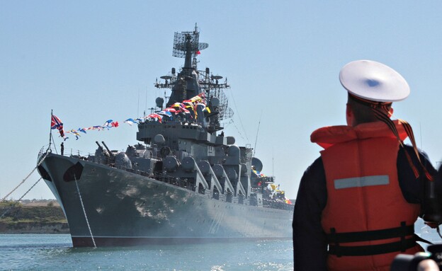 הספינה הרוסית מוסקווה עוגנת בנמל מריופל (צילום: רויטרס)