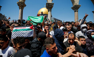 הפגנות פלסטינים במהלך הרמדאן במסגד אלאקצא (צילום: פלאש 90)