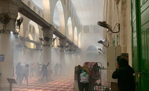 דיווח: עימות בין המשטרה למתפללים במסגד אל אקצא