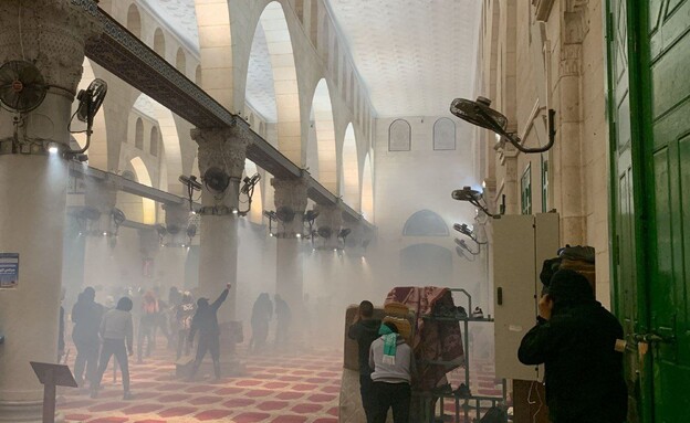 דיווח: עימות בין המשטרה למתפללים במסגד אל אקצא
