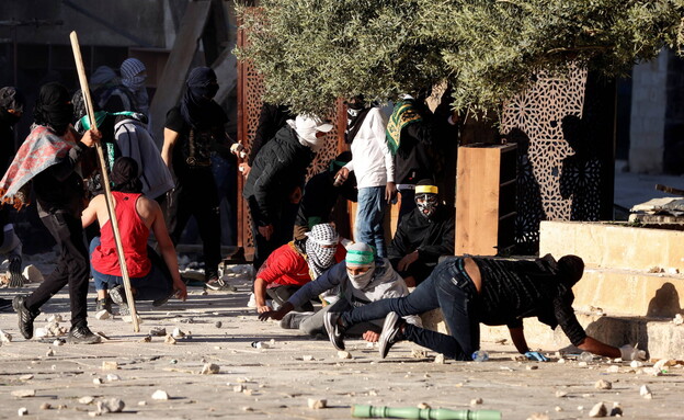 עימותים בין כוחות הביטחון למתפללים במסגד אל אקצא (צילום: רויטרס)