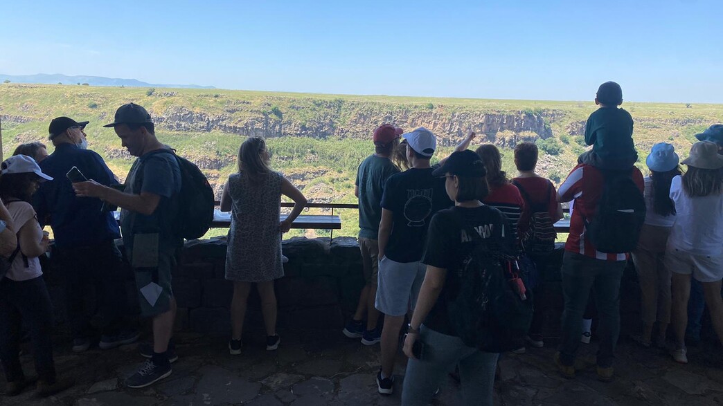 מטיילים בגמלא בחג