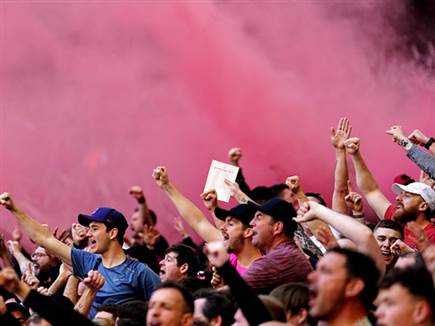 אווירה ביציעים של וומבלי (GETTY)