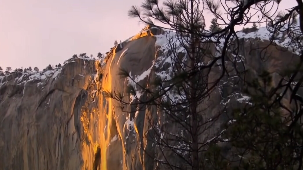 מפל הורסטייל בארה"ב שהופך ל"מפל אש" בסוף חודש פברואר