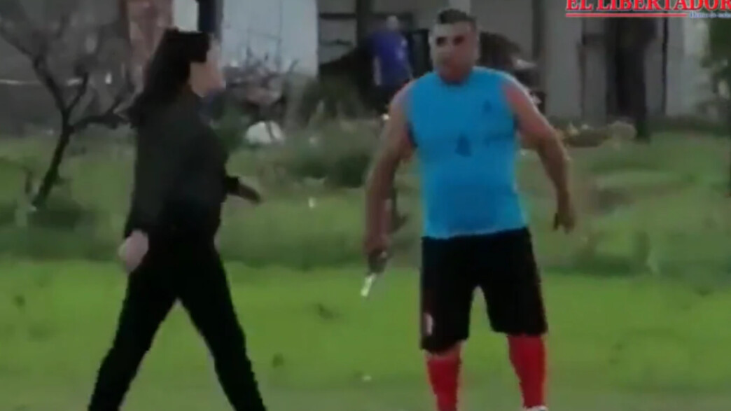 שוטר שהניף אקדח במהלך משחק כדורגל