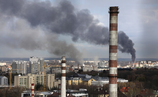 עשן מפגיעות הצבא הרוסי בעיר האוקראינית לבוב (צילום: רויטרס)
