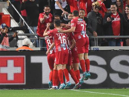 הפועל תל אביב חגגה בדרך למקום הרביעי (ברני ארדוב)