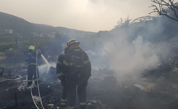 שרפת בית ביישוב אדמה (צילום: דוברות כב
