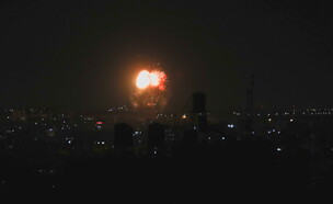 הפצצות צה"ל בעזה בתגובה על שיגורי הבלונים לישראל (צילום: Mohammed Salem, Reuters)