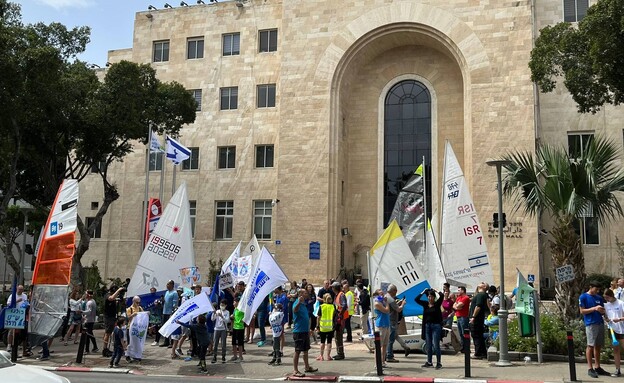 הפגנת איגוד השייט מול עיריית חיפה (צילום: חדשות NWS)