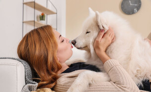 אישה מתנשקת עם כלב (צילום: 123rf)