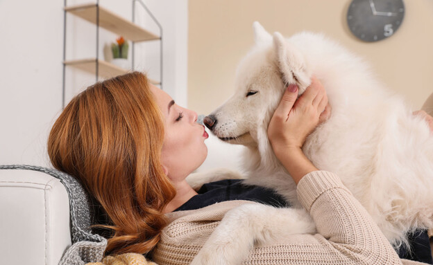 אישה מתנשקת עם כלב (צילום: 123rf)