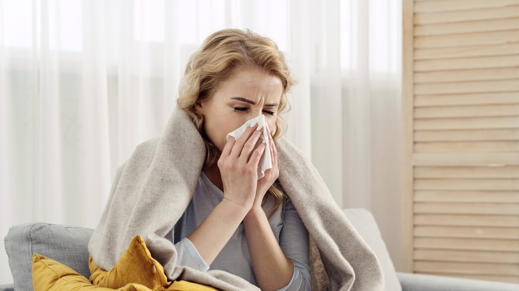 אישה מצוננת