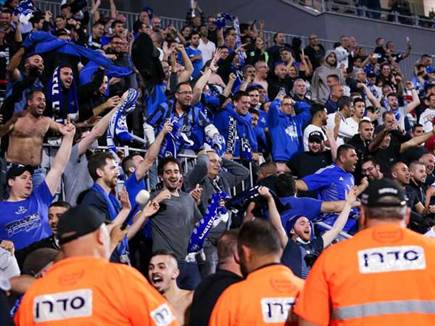 יחגגו ככה גם בסיום העונה? אוהדי פ"ת (מאור אלקסלסי)