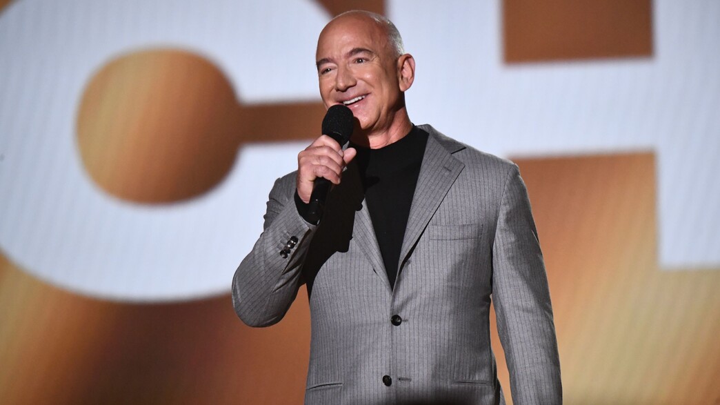 ג'ף בזוס נואם בטקס חלוקת פרסי פיפלז צ'ויס