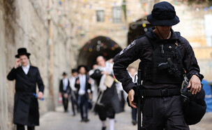 שוטרים מאבטחים בעיר העתיקה בירושלים (צילום: Mostafa Alkharouf/Anadolu Agency via Getty Images)