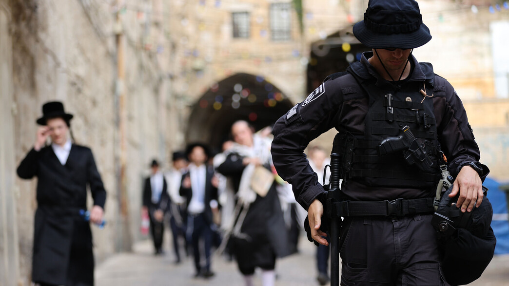 שוטרים מאבטחים בעיר העתיקה בירושלים (צילום: Mostafa Alkharouf/Anadolu Agency via Getty Images)