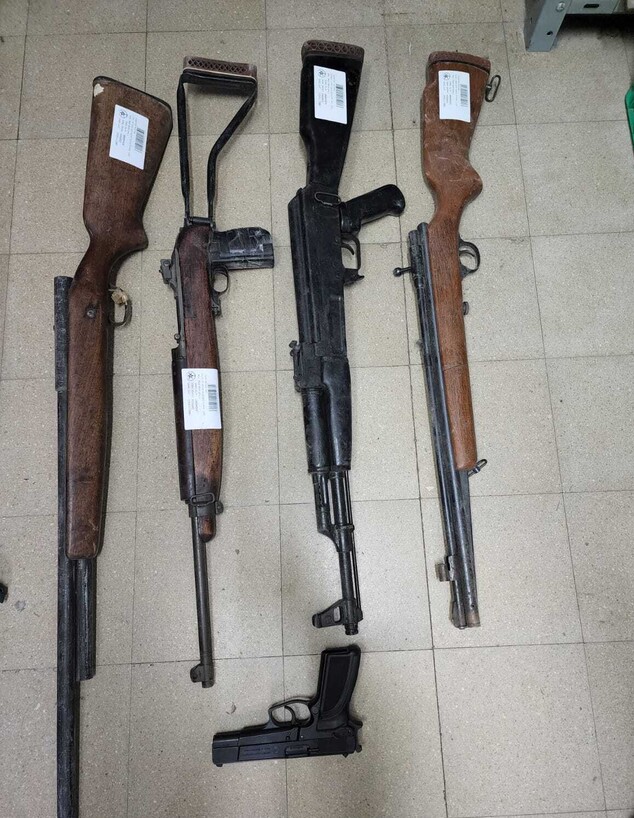 נשקים שנמצאו בבית בכפר סבא (צילום: דוברות משטרת ישראל)
