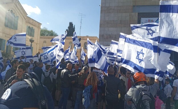 התכנסות צועדי מצעד הדגלים סמוך לכיכר ספרא בירושלים (צילום: הקו האדום)