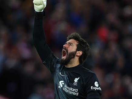 אליסון חגג יותר פעמים מכדורים שעצר (GETTY)