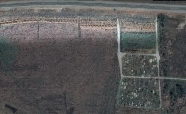 תמונת לוויין של קבר אחים באורך 300 מטרים, סמוך למריופול (צילום: MAXAR)