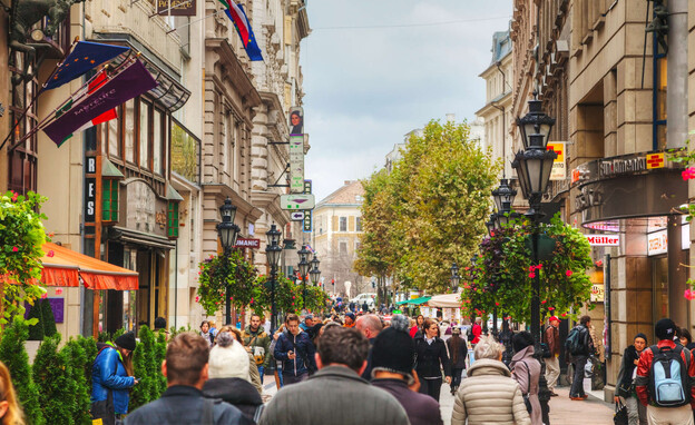 רחוב ואצ'י בודפשט הונגריה (צילום: photo.ua, shutterstock)