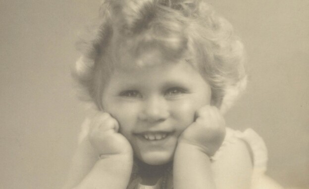 המלכה אליזבת' בגיל שנתיים (צילום: מתוך חשבון הטוויטר של משפחת המלוכה)