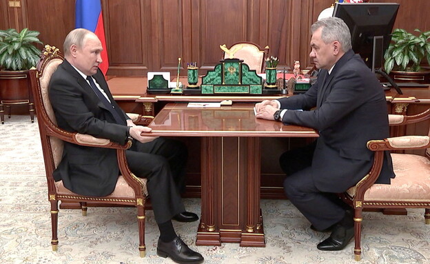 פוטין בפגישה עם שר ההגנה שויגו, מוסקבה (צילום: reuters)