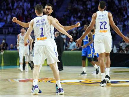 השלשות הכריעו את המשחק (Getty)