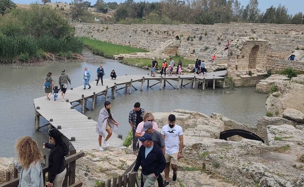 מטיילים בשמורת נחל תנינים (צילום: רינת רוסו, רשות הטבע והגנים)