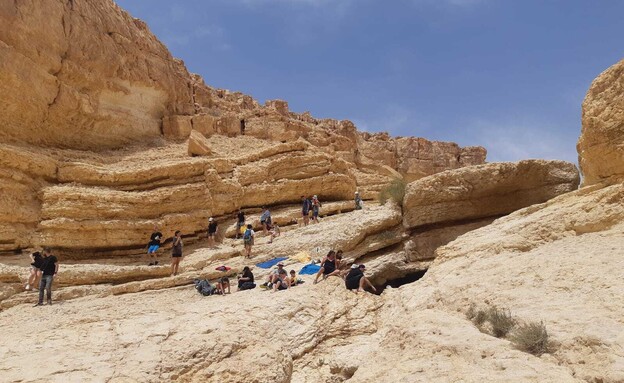 מטיילים בנחל ימין (צילום: ג'מיל אלאטראש, רשות הטבע והגנים)