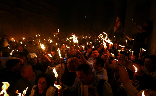 אורתודוקסים משתתפים בטקס בכנסיית הקבר  (צילום: רויטרס)
