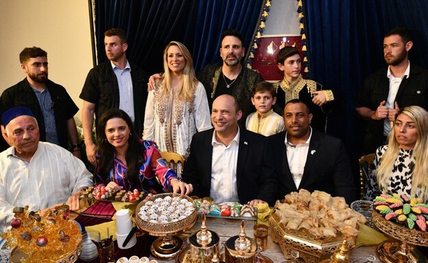 ראש הממשלה, נפתלי בנט, בחגיגות המימונה אצל משפחת אזולאי במושב שילת (צילום: חיים צח לע"מ)