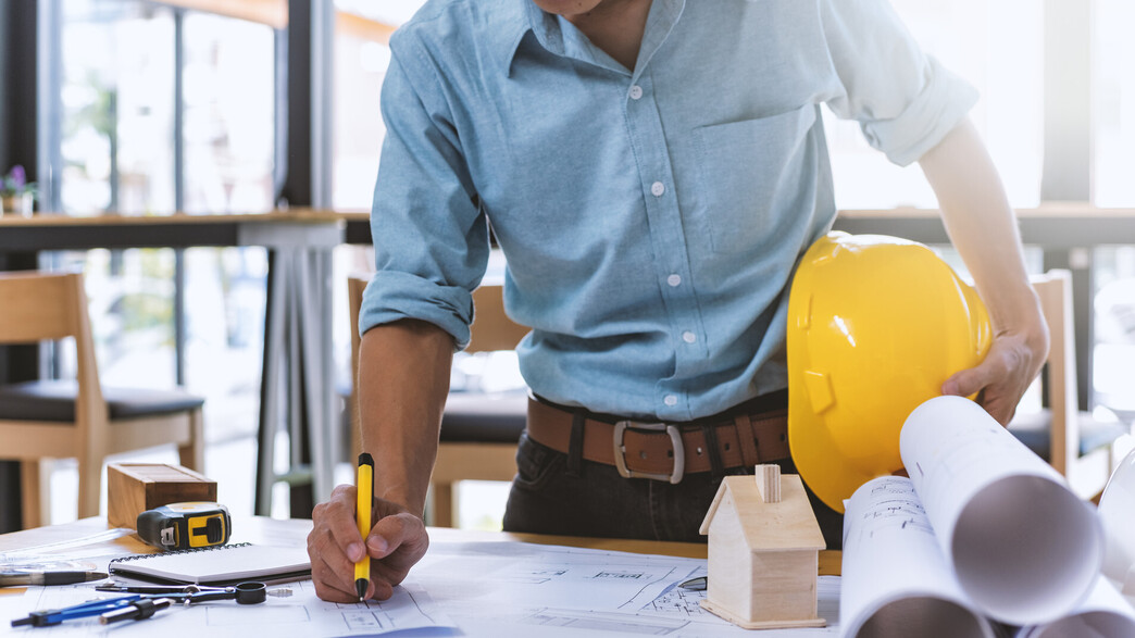 קבלן, יזם, איש נדל"ן